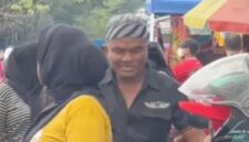 Tangkapan layar video oknum tukang bentor yang menyamar menjadi jukir liar di lokasi CFD Jalan Boulevard, Makassar, Minggu (10/5/2026).