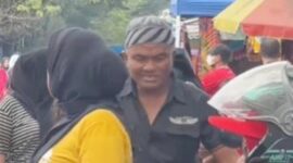 Tangkapan layar video oknum tukang bentor yang menyamar menjadi jukir liar di lokasi CFD Jalan Boulevard, Makassar, Minggu (10/5/2026).