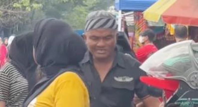 Tangkapan layar video oknum tukang bentor yang menyamar menjadi jukir liar di lokasi CFD Jalan Boulevard, Makassar, Minggu (10/5/2026).
