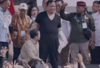 Presiden RI Prabowo Subianto tampil santai mengenakan kaos hitam usai melepas baju safari saat menghadiri peringatan Hari Buruh Internasional (May Day) 2026 di kawasan Monas, Jakarta, Jumat (1/5/2026).