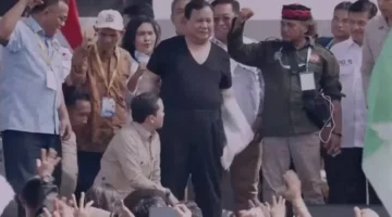 Presiden RI Prabowo Subianto tampil santai mengenakan kaos hitam usai melepas baju safari saat menghadiri peringatan Hari Buruh Internasional (May Day) 2026 di kawasan Monas, Jakarta, Jumat (1/5/2026).