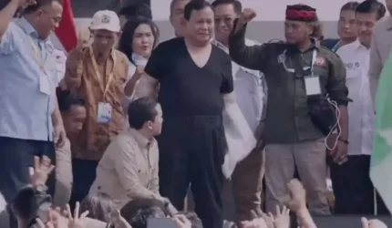 Kocak! Buruh Bersorak di Panggung May Day, Prabowo Joget-joget dan Buka Baju