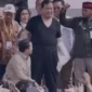 Presiden RI Prabowo Subianto tampil santai mengenakan kaos hitam usai melepas baju safari saat menghadiri peringatan Hari Buruh Internasional (May Day) 2026 di kawasan Monas, Jakarta, Jumat (1/5/2026).