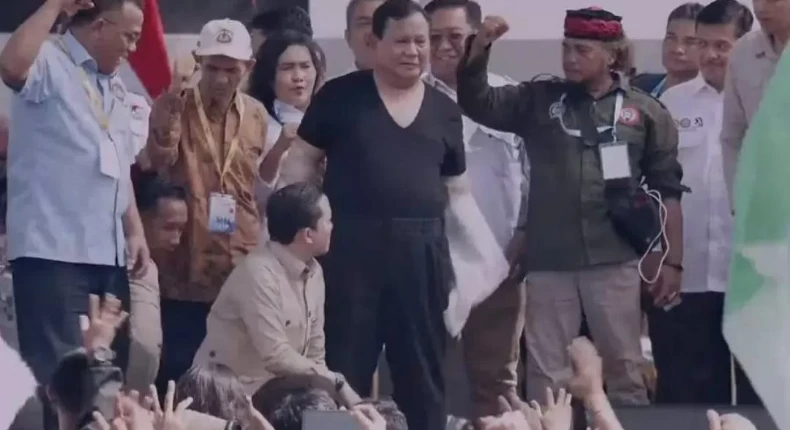 Presiden RI Prabowo Subianto tampil santai mengenakan kaos hitam usai melepas baju safari saat menghadiri peringatan Hari Buruh Internasional (May Day) 2026 di kawasan Monas, Jakarta, Jumat (1/5/2026).