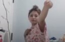 Tangkapan layar video viral memperlihatkan seorang wanita saat melakukan siaran langsung di TikTok yang diduga berasal dari Kabupaten Sidrap, Sulawesi Selatan.
