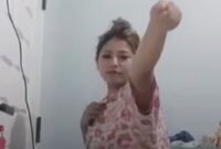 Tangkapan layar video viral memperlihatkan seorang wanita saat melakukan siaran langsung di TikTok yang diduga berasal dari Kabupaten Sidrap, Sulawesi Selatan.