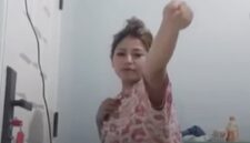 Tangkapan layar video viral memperlihatkan seorang wanita saat melakukan siaran langsung di TikTok yang diduga berasal dari Kabupaten Sidrap, Sulawesi Selatan.