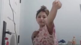 Tangkapan layar video viral memperlihatkan seorang wanita saat melakukan siaran langsung di TikTok yang diduga berasal dari Kabupaten Sidrap, Sulawesi Selatan.