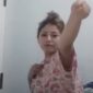 Tangkapan layar video viral memperlihatkan seorang wanita saat melakukan siaran langsung di TikTok yang diduga berasal dari Kabupaten Sidrap, Sulawesi Selatan.