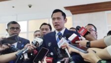 Ketua Umum Partai Demokrat Agus Harimurti Yudhoyono (AHY) saat diwawancarai di kompleks parlemen, Jakarta, Senin (22/6/2026). (ANTARA/Bagus Ahmad Rizaldi)