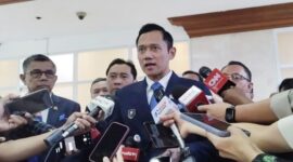 Ketua Umum Partai Demokrat Agus Harimurti Yudhoyono (AHY) saat diwawancarai di kompleks parlemen, Jakarta, Senin (22/6/2026). (ANTARA/Bagus Ahmad Rizaldi)