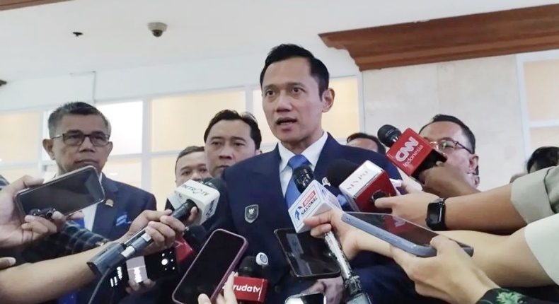 Ketua Umum Partai Demokrat Agus Harimurti Yudhoyono (AHY) saat diwawancarai di kompleks parlemen, Jakarta, Senin (22/6/2026). (ANTARA/Bagus Ahmad Rizaldi)