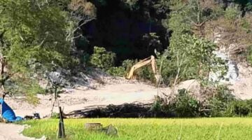 Potret aktivitas pengerukan ilegal di Karst Bontolempangan, Maros, yang diduga telah merusak struktur geologi kawasan penyangga lingkungan strategis.