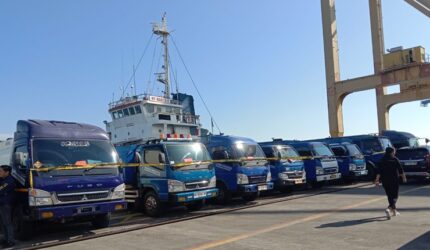 Sejumlah kendaraan yang diamankan Ditreskrimsus Polda Sulsel ditampilkan saat konferensi pers pengungkapan kasus penyalahgunaan BBM dan LPG subsidi di Dermaga Pelabuhan Makassar, Selasa (2/6/2026).