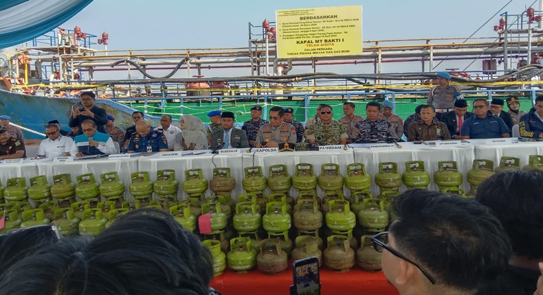 Sejumlah barang bukti tabung LPG subsidi dipamerkan saat konferensi pers pengungkapan jaringan penyalahgunaan BBM dan LPG subsidi yang digelar Ditreskrimsus Polda Sulsel di Pelabuhan Makassar.