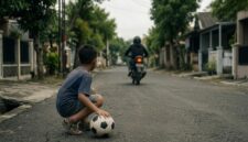 Ilustrasi bocah yang kakinya tertabrak sepeda motor dan penabrak langsung meninggalkan bocah tersebut setelah bermain bola di lapangan (Visual AI)