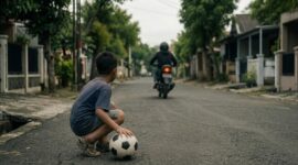 Ilustrasi bocah yang kakinya tertabrak sepeda motor dan penabrak langsung meninggalkan bocah tersebut setelah bermain bola di lapangan (Visual AI)