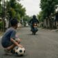 Ilustrasi bocah yang kakinya tertabrak sepeda motor dan penabrak langsung meninggalkan bocah tersebut setelah bermain bola di lapangan (Visual AI)