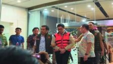 Andri Mulyono saat digiring petugas usai ditetapkan sebagai tersangka dugaan korupsi program MBG oleh Kejaksaan Agung (Foto Ist)