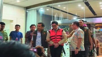 Andri Mulyono saat digiring petugas usai ditetapkan sebagai tersangka dugaan korupsi program MBG oleh Kejaksaan Agung (Foto Ist)
