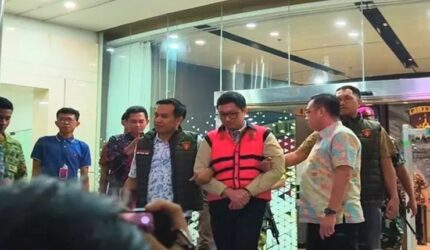 Andri Mulyono saat digiring petugas usai ditetapkan sebagai tersangka dugaan korupsi program MBG oleh Kejaksaan Agung (Foto Ist)