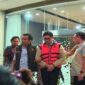 Andri Mulyono saat digiring petugas usai ditetapkan sebagai tersangka dugaan korupsi program MBG oleh Kejaksaan Agung (Foto Ist)