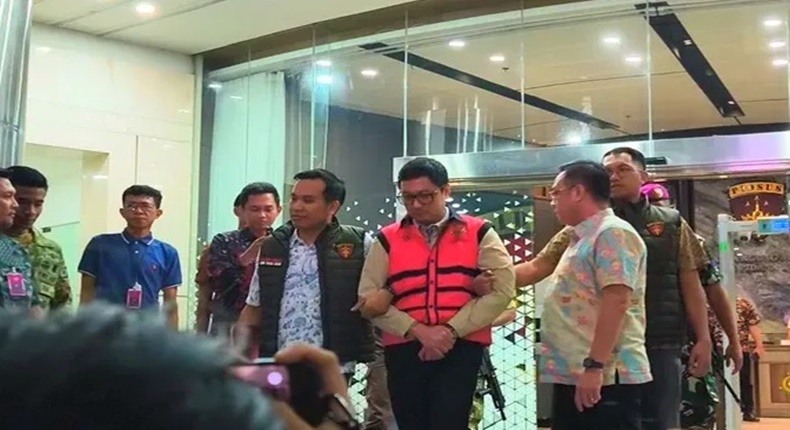 Andri Mulyono saat digiring petugas usai ditetapkan sebagai tersangka dugaan korupsi program MBG oleh Kejaksaan Agung (Foto Ist)