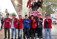 Cipayung Plus Kota Makassar berfoto bersama di bawah jembatan layang (flyover) Makassar usai menggelar aksi unjuk rasa di depan DPRD Sulsel, Jumat (19/6/2026).