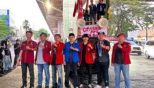 Cipayung Plus Kota Makassar berfoto bersama di bawah jembatan layang (flyover) Makassar usai menggelar aksi unjuk rasa di depan DPRD Sulsel, Jumat (19/6/2026).