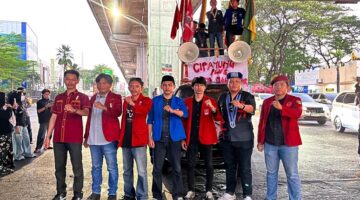 Cipayung Plus Kota Makassar berfoto bersama di bawah jembatan layang (flyover) Makassar usai menggelar aksi unjuk rasa di depan DPRD Sulsel, Jumat (19/6/2026).