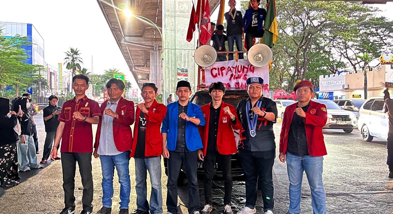 Cipayung Plus Kota Makassar berfoto bersama di bawah jembatan layang (flyover) Makassar usai menggelar aksi unjuk rasa di depan DPRD Sulsel, Jumat (19/6/2026).