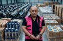 Ilustrasi Dadan Hindayana menggunakan rompi pink dan tangan diborgol dengan sejumlah beberapa pengadaan yang menjadi temuan penyidik (Visual AI)