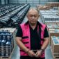Ilustrasi Dadan Hindayana menggunakan rompi pink dan tangan diborgol dengan sejumlah beberapa pengadaan yang menjadi temuan penyidik (Visual AI)