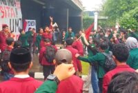 Sejumlah mahasiswa menggelar aksi unjuk rasa di depan Gedung DPR/MPR RI, Jakarta, Senin (15/6/2026). Foto : Ist