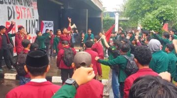 Sejumlah mahasiswa menggelar aksi unjuk rasa di depan Gedung DPR/MPR RI, Jakarta, Senin (15/6/2026). Foto : Ist