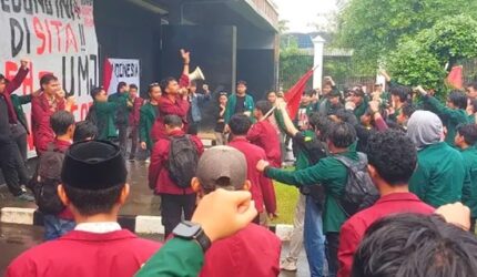Sejumlah mahasiswa menggelar aksi unjuk rasa di depan Gedung DPR/MPR RI, Jakarta, Senin (15/6/2026). Dalam demonstrasi bertajuk “Reformasi Jilid II”, massa menyampaikan kritik terhadap kondisi politik dan ekonomi nasional serta mendesak Presiden Prabowo Subianto dan Wakil Presiden Gibran Rakabuming Raka mundur dari jabatannya. (Ist)
