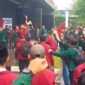 Sejumlah mahasiswa menggelar aksi unjuk rasa di depan Gedung DPR/MPR RI, Jakarta, Senin (15/6/2026). Foto : Ist