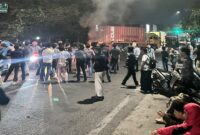 Massa aksi memblokade Jalan Sultan Alauddin dengan membakar ban, memicu ketegangan dalam pengamanan oleh aparat Polrestabes Makassar, Senin (29/6/2026).