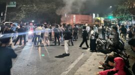 Massa aksi memblokade Jalan Sultan Alauddin dengan membakar ban, memicu ketegangan dalam pengamanan oleh aparat Polrestabes Makassar, Senin (29/6/2026).