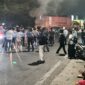Massa aksi memblokade Jalan Sultan Alauddin dengan membakar ban, memicu ketegangan dalam pengamanan oleh aparat Polrestabes Makassar, Senin (29/6/2026).