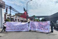 Aliansi Mahasiswa Sulawesi Selatan (AMS) saat melakukan aksi unjuk rasa, secara tegas menuntut Kejati Sulsel dan BNNP Sulsel untuk mengusut tuntas pengiriman paket sabu lintas provinsi via Lion Parcel yang melewati Bandara Sultan Hasanuddin