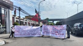 Aliansi Mahasiswa Sulawesi Selatan (AMS) saat melakukan aksi unjuk rasa, secara tegas menuntut Kejati Sulsel dan BNNP Sulsel untuk mengusut tuntas pengiriman paket sabu lintas provinsi via Lion Parcel yang melewati Bandara Sultan Hasanuddin