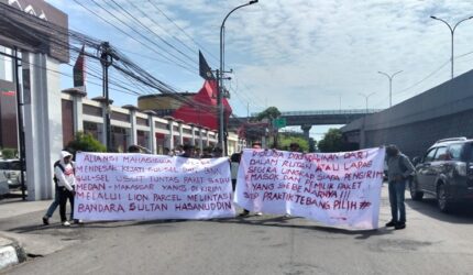 Aliansi Mahasiswa Sulawesi Selatan (AMS) saat melakukan aksi unjuk rasa, secara tegas menuntut Kejati Sulsel dan BNNP Sulsel untuk mengusut tuntas pengiriman paket sabu lintas provinsi via Lion Parcel yang melewati Bandara Sultan Hasanuddin