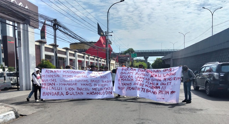 Aliansi Mahasiswa Sulawesi Selatan (AMS) saat melakukan aksi unjuk rasa, secara tegas menuntut Kejati Sulsel dan BNNP Sulsel untuk mengusut tuntas pengiriman paket sabu lintas provinsi via Lion Parcel yang melewati Bandara Sultan Hasanuddin