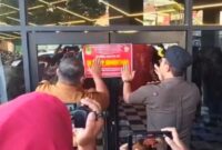 Pemkab Karawang resmi melakukan penyegelan permanen terhadap Helen's Night Mart (Foto Ist)