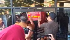 Pemkab Karawang resmi melakukan penyegelan permanen terhadap Helen's Night Mart (Foto Ist)