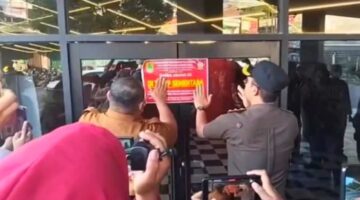Pemkab Karawang resmi melakukan penyegelan permanen terhadap Helen's Night Mart (Foto Ist)