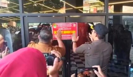 Pemkab Karawang resmi melakukan penyegelan permanen terhadap Helen's Night Mart (Foto Ist)