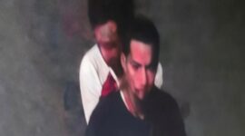 Tangkapan layar rekaman CCTV yang memperlihatkan sosok yang diduga sebagai salah satu pelaku pengeroyokan selebgram NA di Jalan Jenderal Sudirman, Makassar.