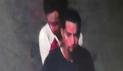 Tangkapan layar rekaman CCTV yang memperlihatkan sosok yang diduga sebagai salah satu pelaku pengeroyokan selebgram NA di Jalan Jenderal Sudirman, Makassar.